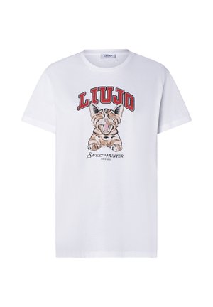 T-shirt en coton blanc avec un graphisme d'un chat souriant et le texte « LIUJO » et « Sweet Hunter » en accents rouges et noirs. Manches courtes.
