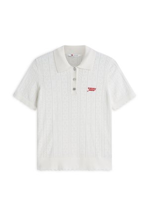 Wit gebreide poloshirt met korte mouwen, een gestructureerd patroon, drie knopen, geschulpte randen en een klein rood "tommy jeans"-logo op de borst.
