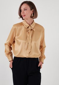 REGULAR FIT - Camicia - gold