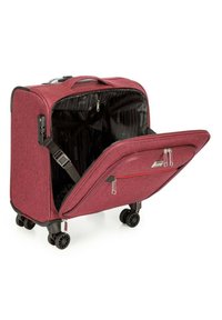 Valise en tissu rouge avec deux compartiments, fermetures éclair, poignée rétractable et quatre roues noires pour la mobilité. L'intérieur est doté d'une doublure noire.