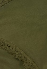 Olijfgroene stof met een gladde textuur, voorzien van delicate kantafwerking langs één rand met bloemenpatronen en kleine gaatjes.