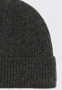 Donkergrijze gebreide beanie met ribbelstructuur, voorzien van een omgeslagen rand aan de onderkant. Gemaakt van zacht, wolachtig materiaal.