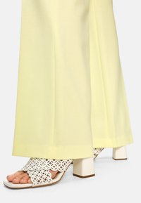 Marc Cain WINDER - Stoffhose - bright vanilla