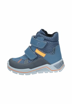 Blaue High-Top-Schuhe mit einem strukturierten Stoff-Obermaterial, Klettverschlüssen, orangefarbenen Akzenten und einer grauen Gummisohle mit Traktionsmustern.
