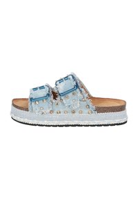 Lichtblauwe denim slippers met dubbele gespen, rafelige randen, metalen studsen en een gestructureerde espadrille-stijl zool.