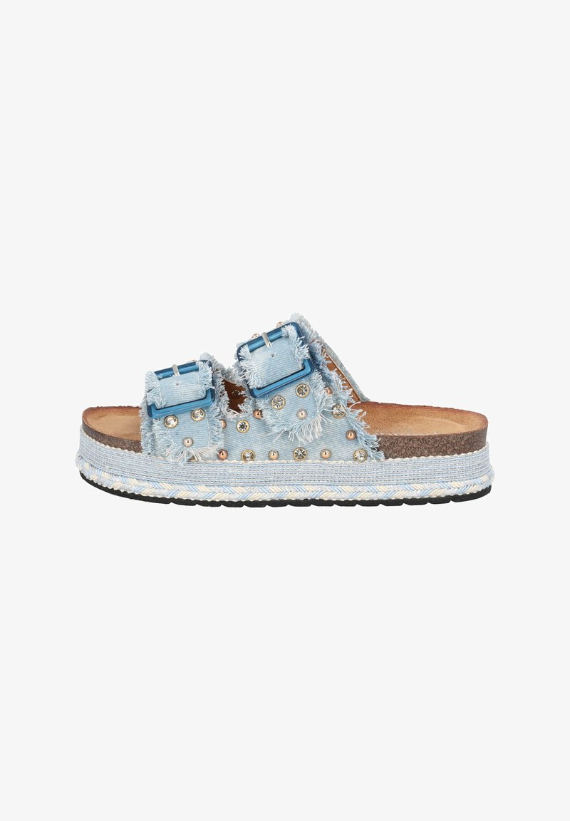 Lichtblauwe denim slippers met dubbele gespen, rafelige randen, metalen studsen en een gestructureerde espadrille-stijl zool.