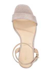 Glitterige beige hoge hak sandaal met een brede strap, een dunne enkelband en een gladde zool met een subtiel logo. Rondgestikte teenontwerp.