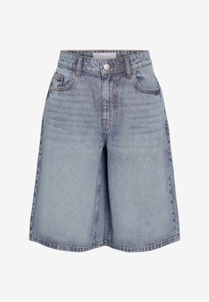 Short en jean bleu clair taille haute avec bouton devant, fermeture éclair, passants de ceinture et design à cinq poches.