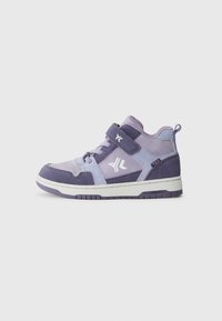 Fioletowy, wykonany z różnych materiałów, sneakers z wysoką cholewką, z białą podeszwą, rzepem oraz teksturowanymi akcentami. Posiada logo z boku i trwałą konstrukcję.