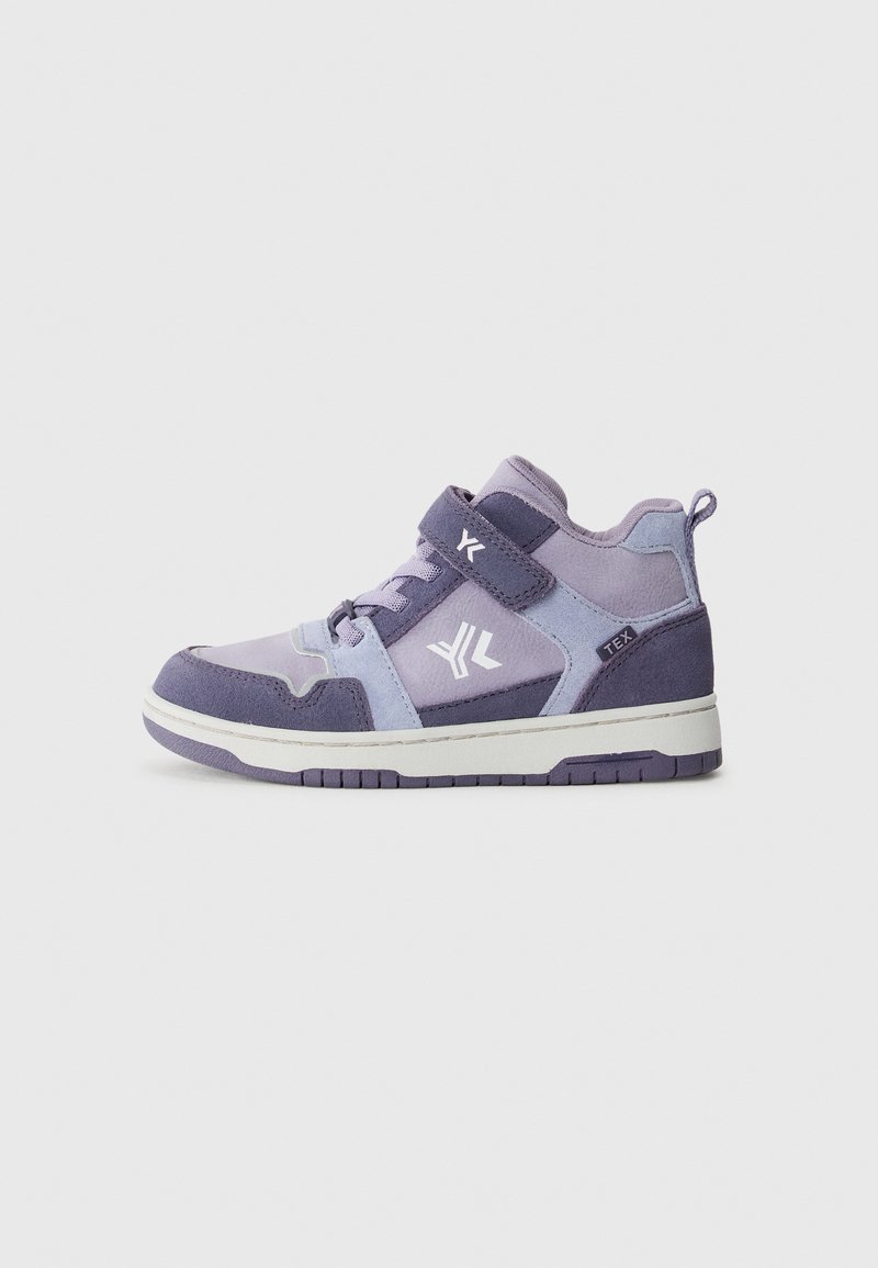 Fioletowy, wykonany z różnych materiałów, sneakers z wysoką cholewką, z białą podeszwą, rzepem oraz teksturowanymi akcentami. Posiada logo z boku i trwałą konstrukcję.