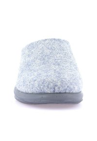 Pantofola in feltro grigia e blu con punta arrotondata e suola in gomma resistente, caratterizzata da un design semplice e una superficie leggermente texturizzata.