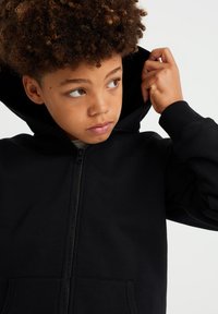WE Fashion MET CAPUCHON - Cipzáras pulóver - black