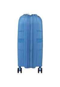 Valigia rigida blu con texture a coste, doppia cerniera e quattro ruote nere per una facile mobilità. Forma compatta e rettangolare.