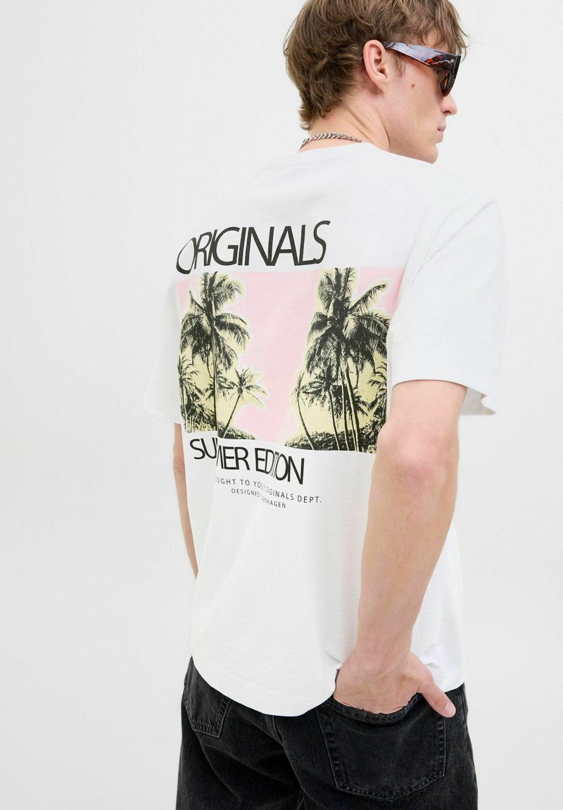 Hvid t-shirt med grafisk tryk med palmer mod en pastelfarvet baggrund. Forsiden viser teksten "ORIGINALS" og "SUMMER EDITION."
