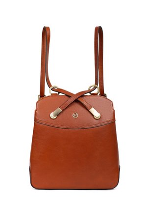 Brązowa, skórzana torba na ramię z regulowanymi długimi paskami, złotą metalową okuciami oraz małym, okrągłym logo na środku z przodu.