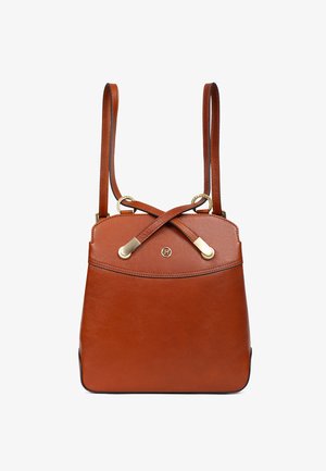 Brązowa, skórzana torba na ramię z regulowanymi długimi paskami, złotą metalową okuciami oraz małym, okrągłym logo na środku z przodu.