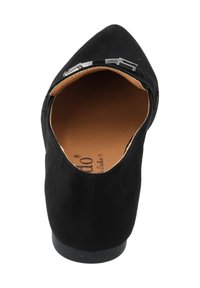 Scarpa nera in suede con punta affusolata, interni lisci, tacco basso e dettaglio in metallo decorativo sulla parte anteriore. Design semplice ed elegante.