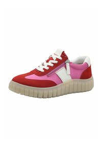 Sneaker mit roten und pinken Wildleder-Paneelen, weißen Akzenten und einer gepolsterten beigen Sohle. Verfügt über einen dekorativen Reißverschluss an der Seite.