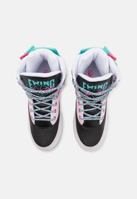 Baskets montantes en cuir noir, avec doublure en textile blanche et lacets colorés rose et turquoise. Logo Ewing sur la languette.