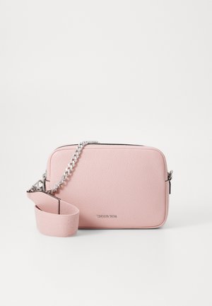 Bolso cruzado de cuero rosa con superficie texturizada, cadena plateada y correa de tela, cierre de cremallera y detalle del logo en la parte frontal.