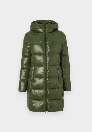 Lungo piumino verde oliva trapuntato con cappuccio, zip frontale completa e tasche laterali, esposto su uno sfondo bianco.