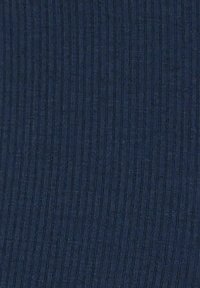 Marineblaue Rippstruktur mit weicher Textur und vertikalen Streifen, die einen leichten Glanz aufweisen. Das Material wirkt leicht und dehnbar.
