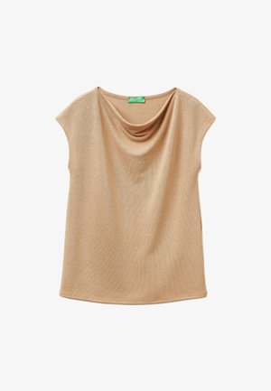 Top drapeado beige hecho de una tela suave, con un escote ancho y mangas cortas. Textura suave con un ajuste relajado y un diseño minimalista.