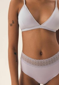 Jasnofioletowy ribbed braletka i pasujące majtki z wysokim stanem z koronkowym wykończeniem w kwiaty. Charakteryzuje się gładką fakturą i delikatnymi szczegółami w designie.