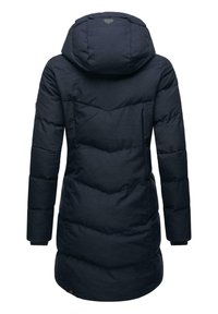 Granatowa kurtka puchowa z kapturem, pikowanym wzorem, długimi rękawami i lekko zwężoną talią z okrągłym dolnym brzegiem.