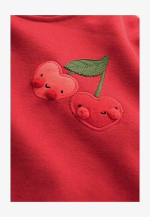Felpa rossa con cuore di ciliegie ricamato in rosso chiaro e scuro, accompagnato da foglie verdi e piccoli dettagli testurizzati.