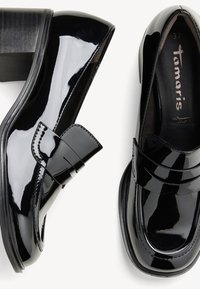 Mocassins femme en cuir verni noir avec talons carrés bas et une large bride sur le dessus, taille 37, marque Tamaris sur la semelle intérieure.