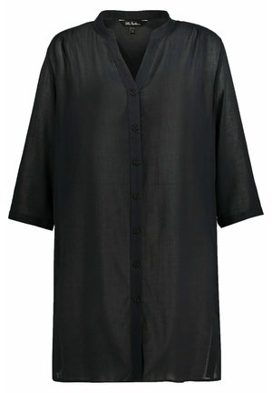 Zwarte button-up shirt met een V-hals en driekwartmouwen, gemaakt van lichtgewicht stof. Het heeft een zachte textuur en een rechte snit.