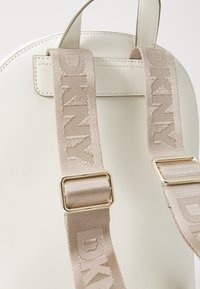 DKNY BRYANT AVE BACKPACK - Mochila - marshmallow