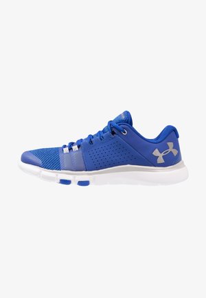 Baskets athlétiques bleues avec embout en mesh, panneau latéral perforé, design à lacets, semelle blanche et logo réfléchissant Under Armour sur le talon.
