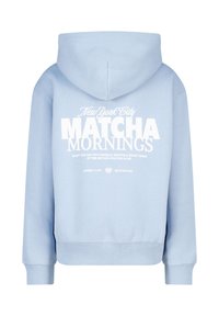 Lichtblauw hoodie met een kangaroo zak, trekkoord capuchon en witte tekst met "New York City" en "MATCHA MORNINGS" op de achterkant.