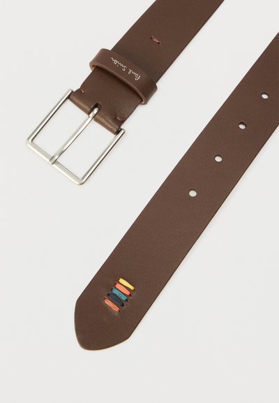 Pruun nahkvöö, millel on hõbedast metallist pandlaga ja värviliste (sinine, oranž, kollane) niidimustritega õmblused vööotsas.