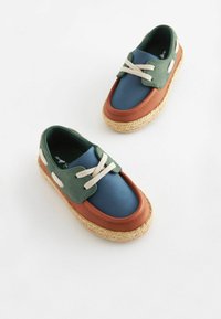 Buty w stylu espadryli z plecioną podeszwą z juty, niebieskie, zielone i brązowe skórzane panele, beżowe sznurowadła i boczne wycięcia.