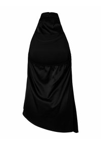 Robe noire en satin à col licou avec jupe asymétrique drapée et corsage ajusté, texture de tissu lisse et brillante.