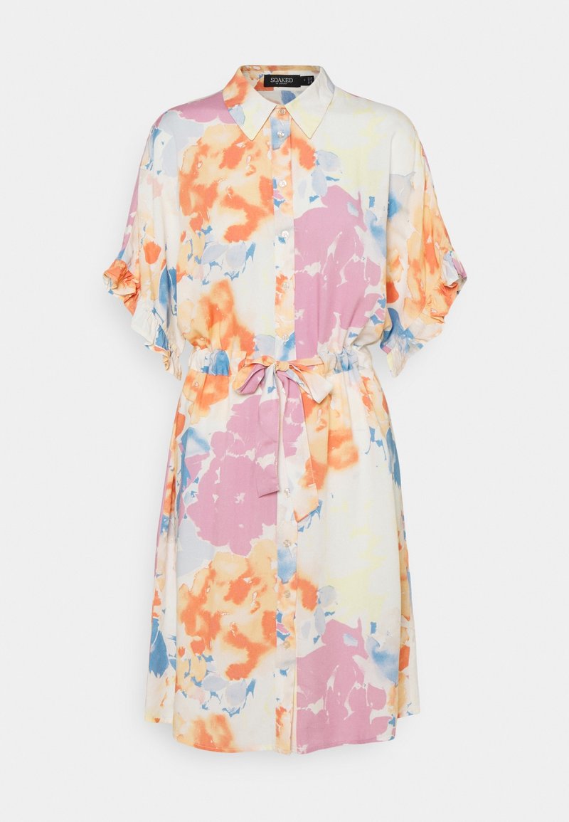 Abito camicia floreale in colori pastello, con una chiusura a bottoni sul davanti, maniche corte a volant e una cintura aderente in vita. Tessuto morbido con un design leggero.