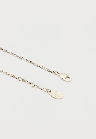 Ασημένιο κολιέ αλυσίδας με κούμπωμα αστακού και οβάλ ταμπελάκι με εγχάρακτο μικρό ανάγλυφο λογότυπο σε απλό λευκό φόντο.