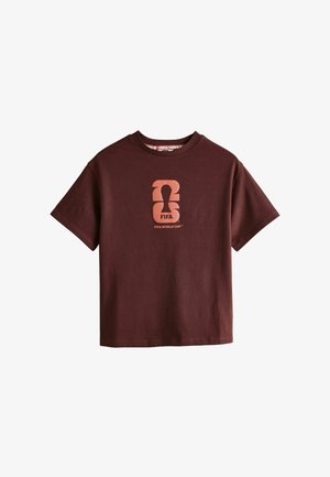 Tricou maro închis cu mânecă scurtă, cu logo abstract al trofeului Cupei Mondiale FIFA și text centrat pe piept.