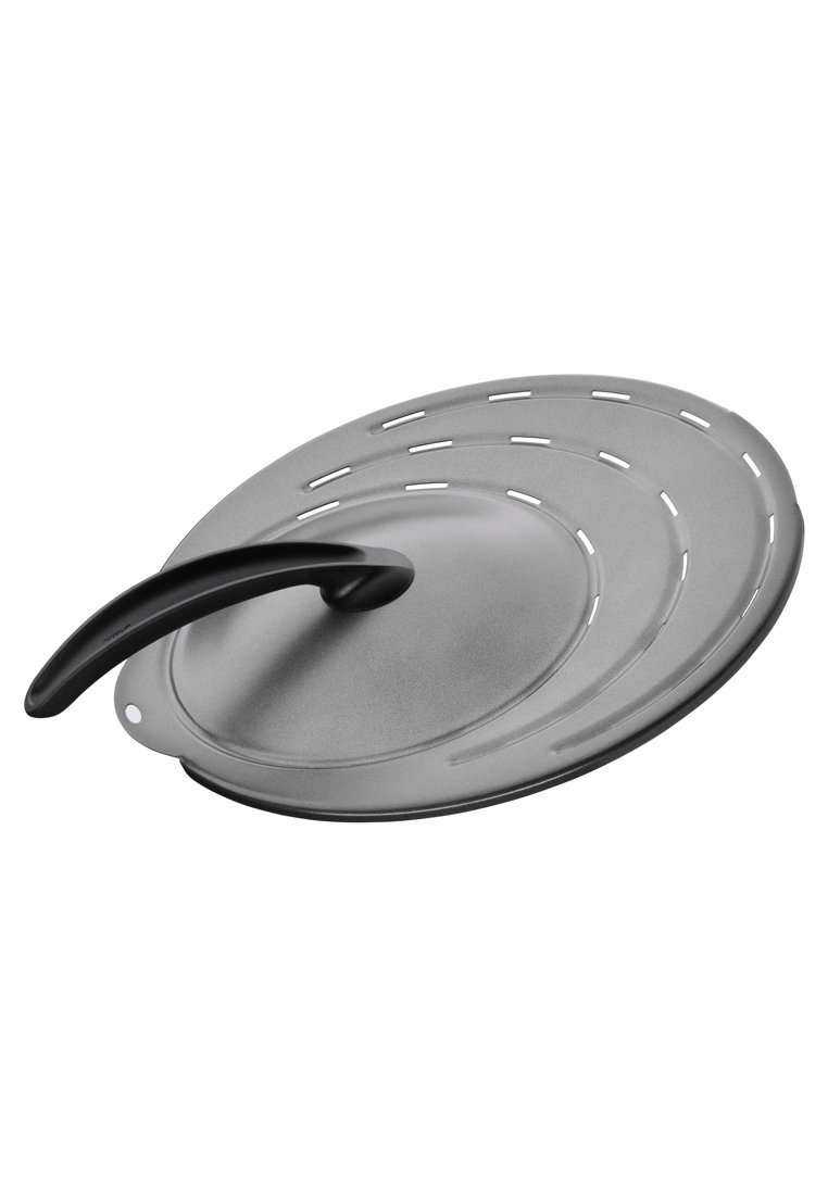 Okrągła szara pokrywka do garnka z zakrzywionym czarnym uchwytem i okrągłymi otworami wentylacyjnymi, posiadająca gładką metaliczną teksturę i prosty design.