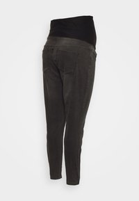 Jeans cinza escuro com um cós elástico preto, design justo, duas bolsos traseiros e pernas afuniladas. Textura de denim suave.