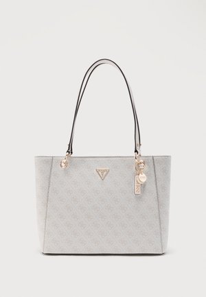 Borsa tote Guess grigio chiaro con logo decorato, ferramenta color oro e doppi manici a spalla su sfondo bianco.