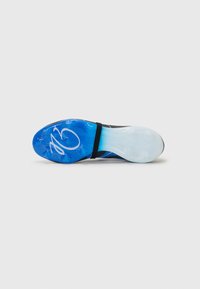 Sohle eines schwarz-blauen Sportschuhs mit einem transparenten blauen Abschnitt und einem weißen Logo, vor einem schlichten weißen Hintergrund.