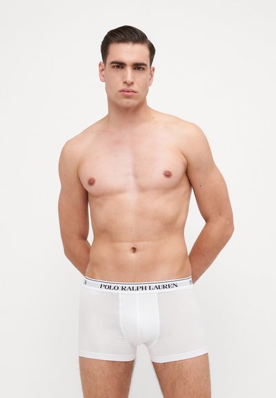 Fehér boxer alsónadrág puha pamutból, fekete derékrésszel, amelyen a "POLO RALPH LAUREN" felirat található. Sima textúra, illeszkedő kialakítás.