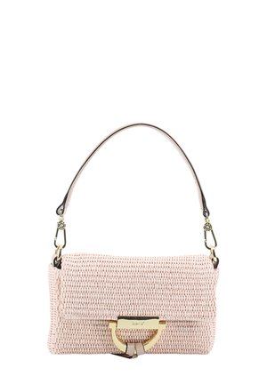 Gewebte pinke Handtasche in rechteckiger Form, mit goldenen Beschlägen und einem abnehmbaren Träger. Verfügt über eine strukturierte Oberfläche und einen umklappbaren Verschluss.