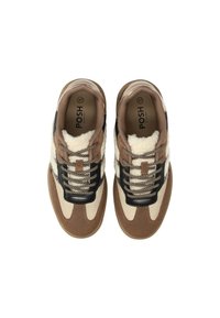 Zapatillas marrones y crema con una parte superior texturizada, paneles de malla y un acento suave y esponjoso. Presenta cordones oscuros y una suela resistente. Talla 37.