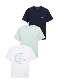 Tre t-shirts arrangeret: marineblå, mintgrøn og hvid. Hver har en rund halsudskæring, korte ærmer og fronttrykte cirkulære designs.