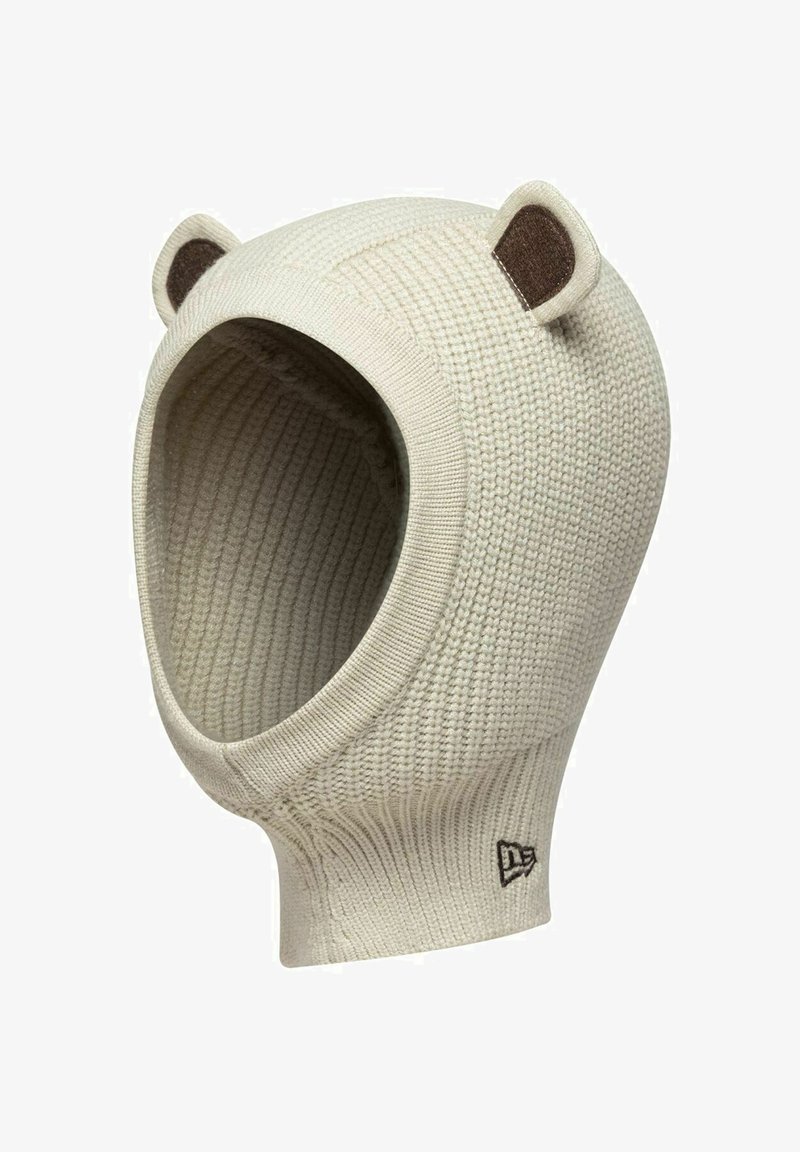 Balaclava en tricot blanc crème avec des oreilles d'ours et des accents marron. Présente un corps texturé et une forme arrondie pour couvrir la tête.
